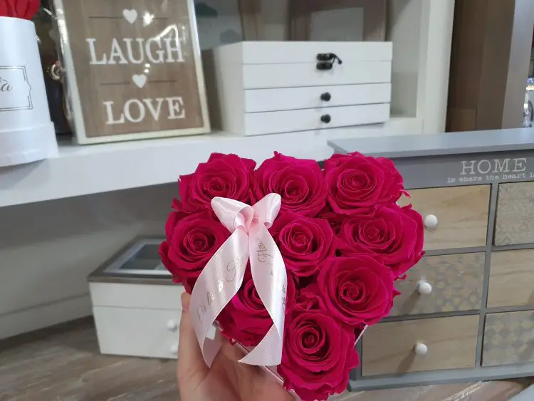 Malý srdiečkový box Éternelle rose s vôňou záhradných ruží - trvacne-ruze, donáška kvetov Bratislava